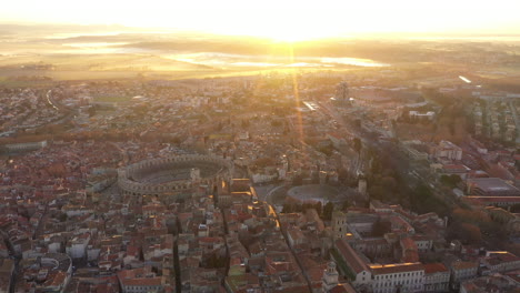 Arles-Monumentos-Romanos-Y-Románicos-De-Arles-Toma-Aérea-De-La-Mañana-Amanecer-Brumoso